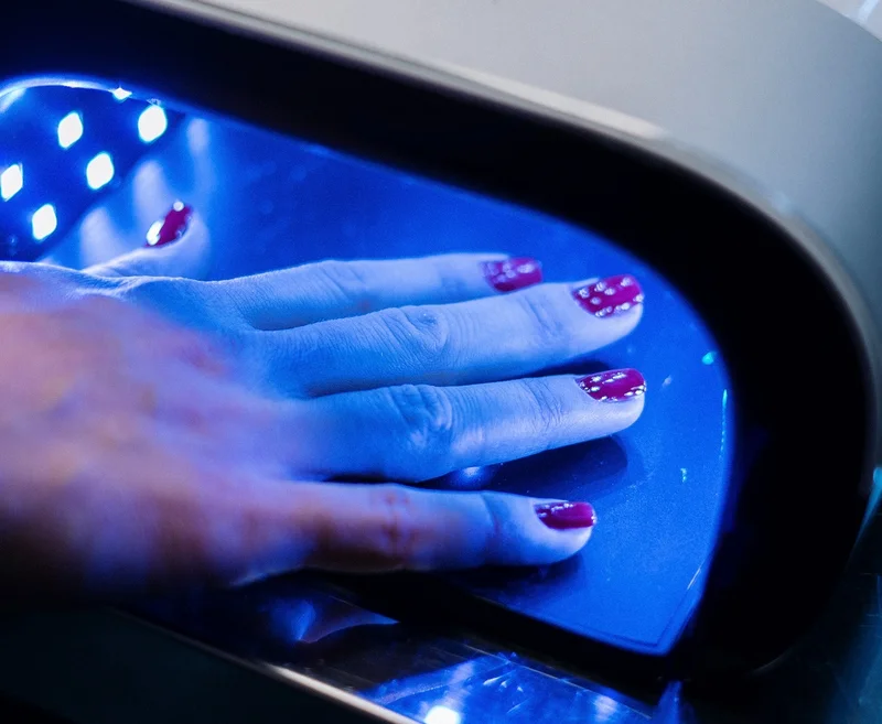 main sous lampe uv pour semi-permanent