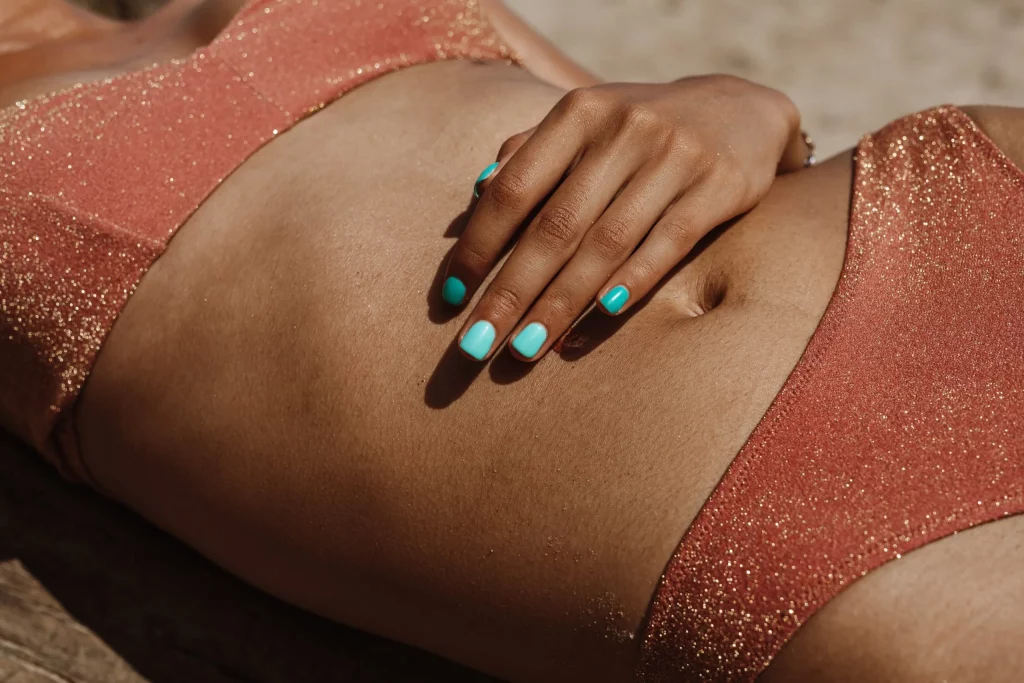 main manucure sur corp jeune femme